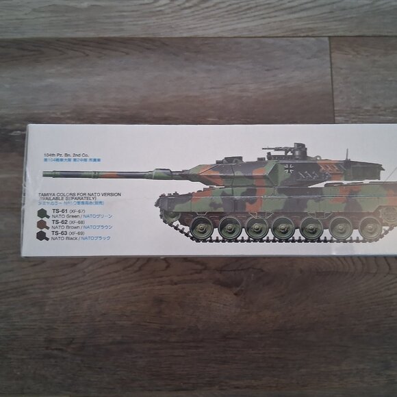 Tamiya Vintage Leopard 2A6 Main Battle Tank Model Kit 1/35 - Picture 4 of 4